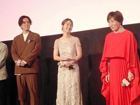 「お終活３　幸春！人生メモリーズ」の舞台あいさつで笑顔の剛力彩芽（中）。右は水野勝、左は高畑淳子