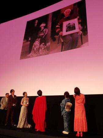 「お終活３　幸春！人生メモリーズ」の舞台あいさつで母の写真を紹介する高畑淳子（右から３人目）と（左から）藤原紀香、三田佳子、一人おいて剛力彩芽、水野勝、香月秀之監督