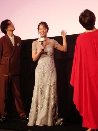 「お終活３　幸春！人生メモリーズ」の舞台あいさつに参加した剛力彩芽（中）。右は高畑淳子、左は水野勝