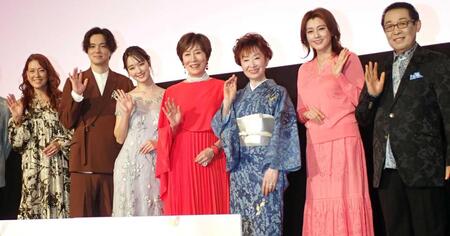 　（左から）ＬｉＬｉＣｏ、水野勝、剛力彩芽、高畑淳子、三田佳子、藤原紀香、さだまさし