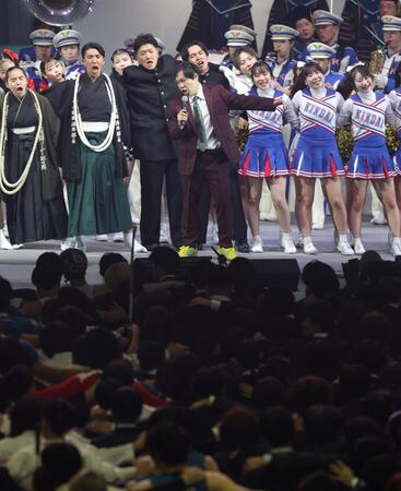 新入生と校歌斉唱する霜降り明星・せいや（中央）＝撮影・中田匡峻