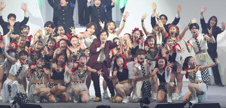 ウエルカムパフォーマンスで歌唱する霜降り明星・せいや（中央）＝撮影・中田匡峻