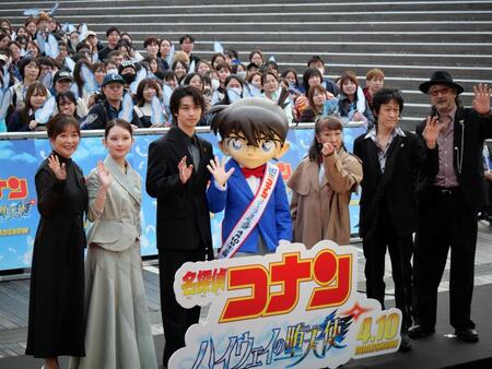 イベントに登場した（左から）日のり子、畑芽育、横浜流星、コナン、高山みなみ、小山力也、大塚明夫