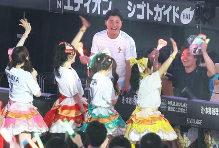 スペシャルミニライブを披露する超ときめき♡宣伝部に手を振る清宮（中央）と田宮（撮影・中島達哉）