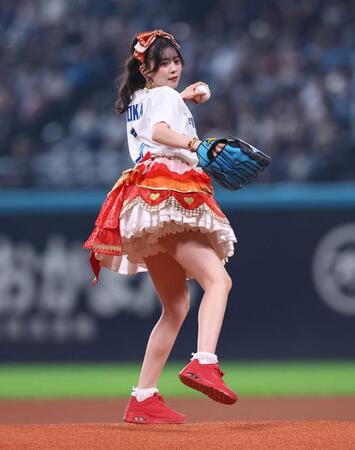 ファーストピッチセレモニーで投球する超ときめき♡宣伝部・坂井仁香（撮影・中島達哉）