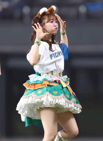 きつねダンスを踊る超ときめき♡宣伝部・吉川ひより＝エスコンフィールド北海道（撮影・中島達哉）