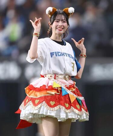 きつねダンスを踊る超ときめき♡宣伝部・坂井仁香（撮影・中島達哉）