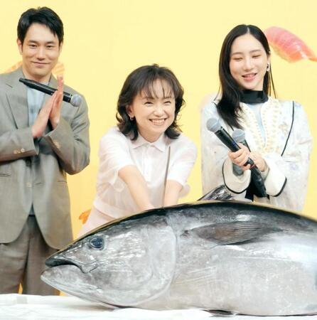 クロマグロに入刀する永作博美（中央）。左は松山ケンイチ、右はファーストサマーウイカ