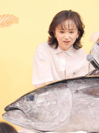 クロマグロに入刀する永作博美