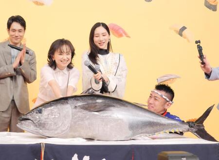 クロマグロに入刀する永作博美（左から２人目）と、見守る松山ケンイチ（左）、ファーストサマーウイカ（中央）ら