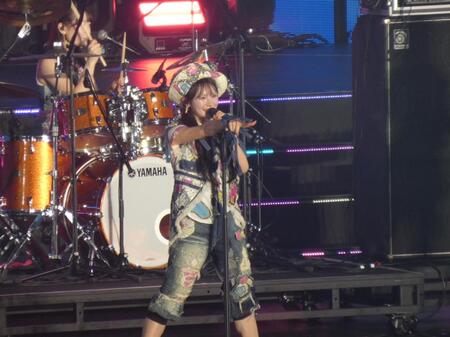 「ヘビーローテーション」を披露する伊藤百花（写真中央）