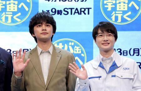 手を振る北村匠海（左）と神木隆之介（撮影・西岡正）