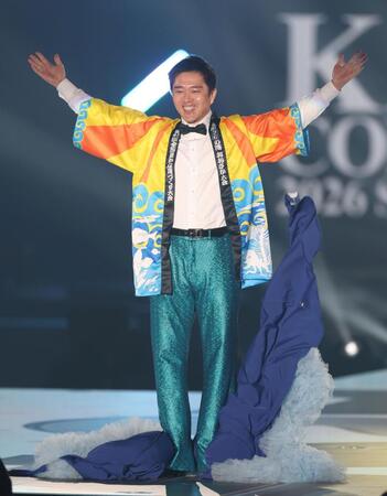 ポーズを決める吉村洋文大阪府知事（撮影・中田匡峻）