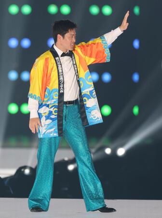 手を振る吉村洋文大阪府知事（撮影・中田匡峻）