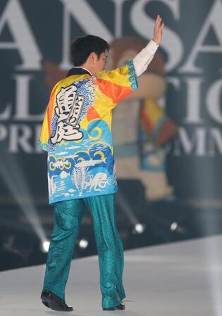 手を振る吉村洋文大阪府知事（撮影・中田匡峻）