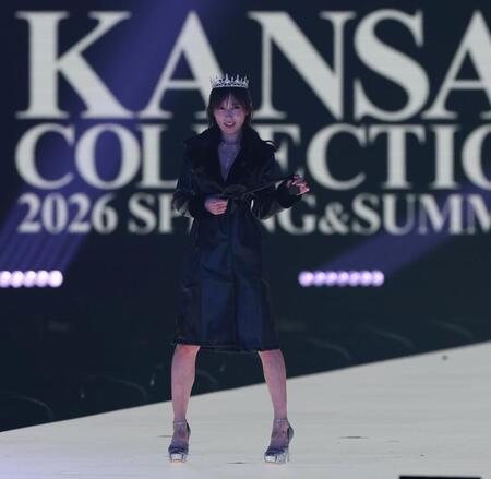 ランウェイを歩く熊田曜子（撮影・中田匡峻）