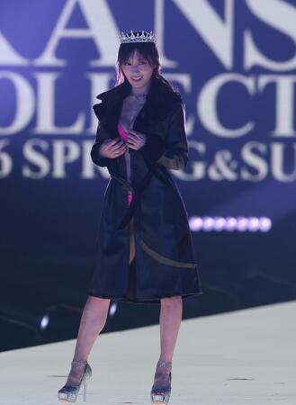 ランウェイを歩く熊田曜子（撮影・中田匡峻）