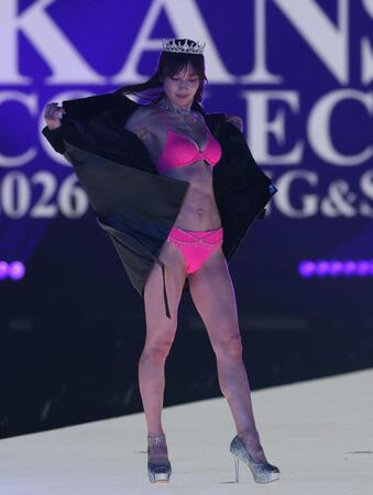 上着を脱ぐ熊田曜子（撮影・中田匡峻）