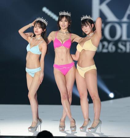 笑顔を見せる熊田曜子（中央）＝撮影・中田匡峻