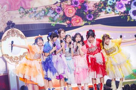 肩を並べて笑顔を見せるＳＷＥＥＴ　ＳＴＥＡＤＹの（左から）庄司なぎさ、奥田彩友、塩川莉世、音井結衣、栗田なつか、白石まゆみ、山内咲奈（撮影：ヨシモリユウナ、河村美貴）