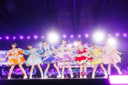 躍動するＳＷＥＥＴ　ＳＴＥＡＤＹの（左から）庄司なぎさ、音井結衣、奥田彩友、塩川莉世、白石まゆみ、山内咲奈、栗田なつか（撮影：ヨシモリユウナ、河村美貴）