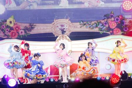 パフォーマンスで魅了するＳＷＥＥＴ　ＳＴＥＡＤＹの（左から）音井結衣、白石まゆみ、奥田彩友、栗田なつか、庄司なぎさ、塩川莉世、山内咲奈（撮影：ヨシモリユウナ、河村美貴）