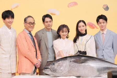 本物のクロマグロを前に撮影に応じた（左から）中沢元紀、佐野史郎、松山ケンイチ、永作博美、ファーストサマーウイカ、山時聡真