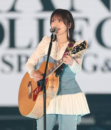 歌唱する山本彩（撮影・中田匡峻）