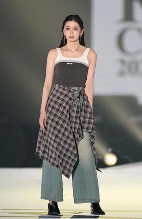 ポーズを決める超ときめき♡宣伝部・坂井仁香（撮影・中田匡峻）