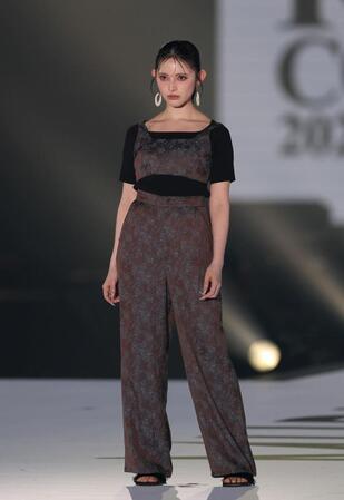 ポーズを決める超ときめき♡宣伝部・菅田愛貴（撮影・中田匡峻）