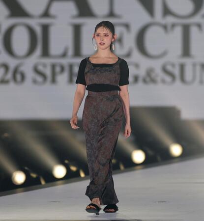 ランウェイを歩く超ときめき♡宣伝部・菅田愛貴（撮影・中田匡峻）