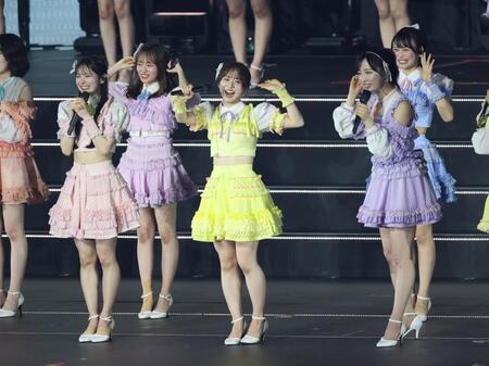 「私たちだけじゃダメですか？」と問いかける（前列左から）伊藤百花、倉野尾成美、小栗有以らＡＫＢ４８（撮影・石井剣太郎）