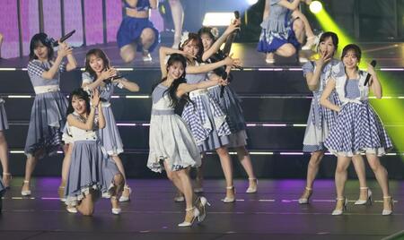 歌唱する伊藤百花（中央）。右端は倉野尾成美＝国立代々木競技場（撮影・石井剣太郎）