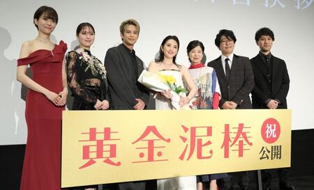 （左から）中村祐美子、石川恋、森崎ウィン、田中麗奈、宮崎美子、阿諏訪泰義、萱野孝幸監督（撮影・棚橋慶太）