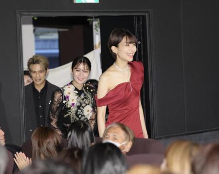 （右から）中村祐美子、石川恋、森崎ウィン（撮影・棚橋慶太）