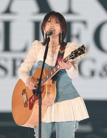 歌唱する山本彩（撮影・中田匡峻）