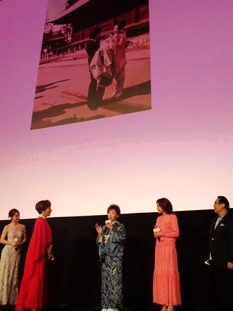 「お終活３　幸春！人生メモリーズ」の舞台あいさつで長男のお宮参り写真を紹介する三田佳子（右から３人目）と（左から）さだまさし、藤原紀香、一人おいて高畑淳子、剛力彩芽