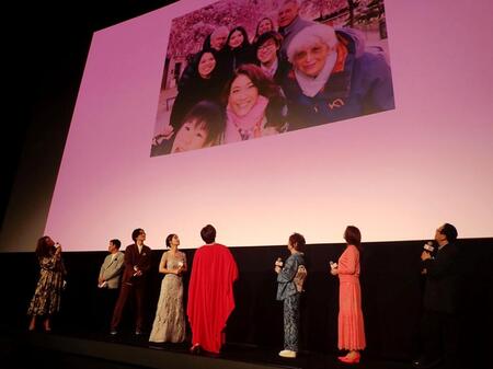 「お終活３　幸春！人生メモリーズ」の舞台あいさつでスウェーデンの家族写真を紹介する（左から）ＬｉＬｉＣｏと説明を聞く香月秀之監督、水野勝、剛力彩芽、高畑淳子、三田佳子、藤原紀香、さだまさし