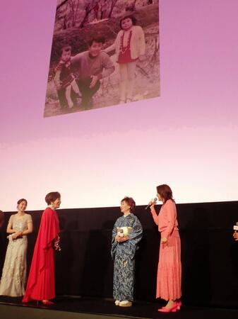「お終活３　幸春！人生メモリーズ」の舞台あいさつで子供時代（上写真右）の写真を紹介する藤原紀香と三田佳子、高畑淳子、剛力彩芽（左から）