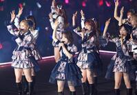 王道ヒット曲を披露する倉野尾成美（中央）らＡＫＢ４８（撮影・堀内翔）