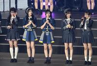 昇格記念ライブが決まった１９期生の（左から）伊藤百花、白鳥沙怜、奥本カイリ、川村結衣、花田藍衣（撮影・堀内翔）