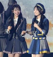 昇格記念ライブが決まり喜ぶ伊藤百花（左）と白鳥沙怜（撮影・堀内翔）