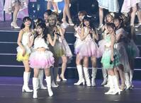 フィナーレでかわいらしい表情を見せる伊藤百花（左から２人目）（撮影・堀内翔）