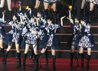 「フライングゲット」を披露する伊藤百花（中央）らＡＫＢ４８（撮影・堀内翔）