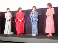 「お終活３　幸春！人生メモリーズ」の舞台あいさつに華やかな装いで登場した（左から）剛力彩芽、高畑淳子、三田佳子、藤原紀香