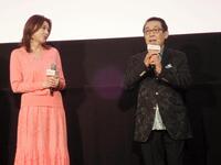 「お終活３　幸春！人生メモリーズ」の舞台あいさつを行った藤原紀香（左）とさだまさし