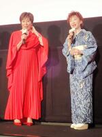 「お終活３　幸春！人生メモリーズ」の舞台あいさつを行った高畑淳子（左）と三田佳子