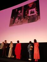 「お終活３　幸春！人生メモリーズ」の舞台あいさつで母の写真を紹介する高畑淳子（右から３人目）と（左から）藤原紀香、三田佳子、一人おいて剛力彩芽、水野勝、香月秀之監督