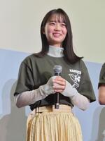 映画の舞台あいさつに出席した大島美優
