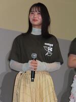 映画の舞台あいさつに出席した大島美優